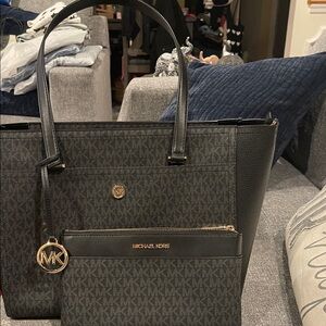 Michael Kors Large Maisie 2/1 Black Signature Tote. With logo snapin clutch NWOT